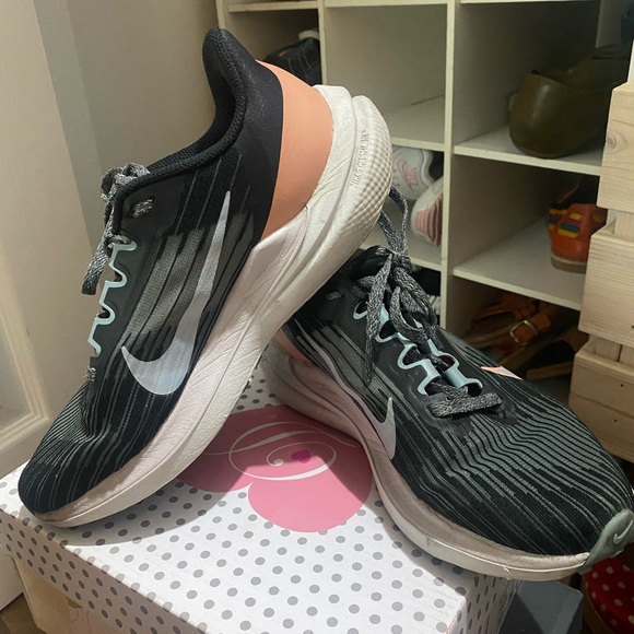 NIKE RUNNING SHOES EST 1972 - Picture 3 of 3